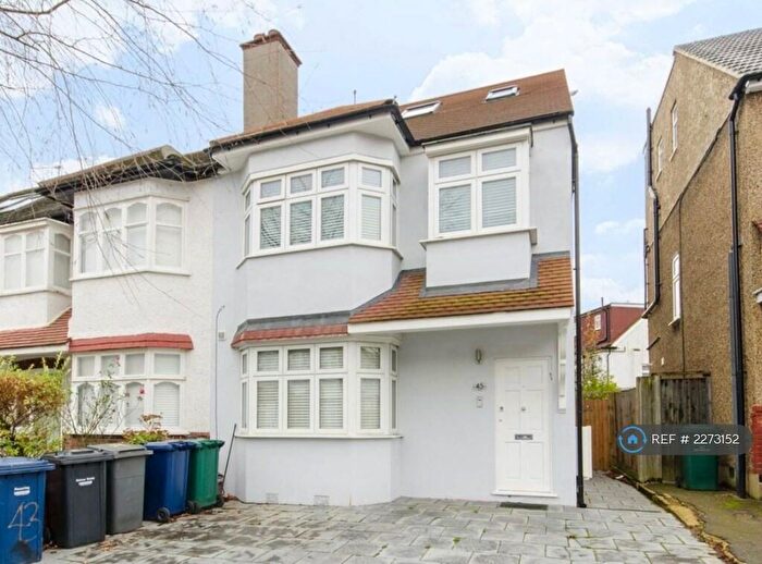 3 Bedroom Flat To Rent In Hale Grove Gardens, London, NW7