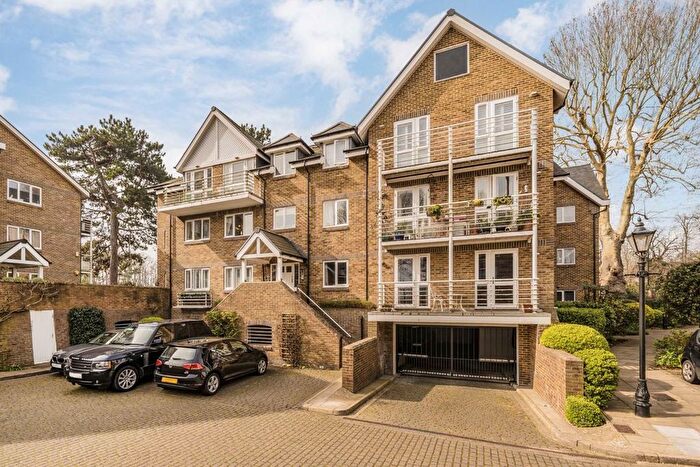 2 Bedroom Flat For Sale In Thames Close, Hmpton, TW12