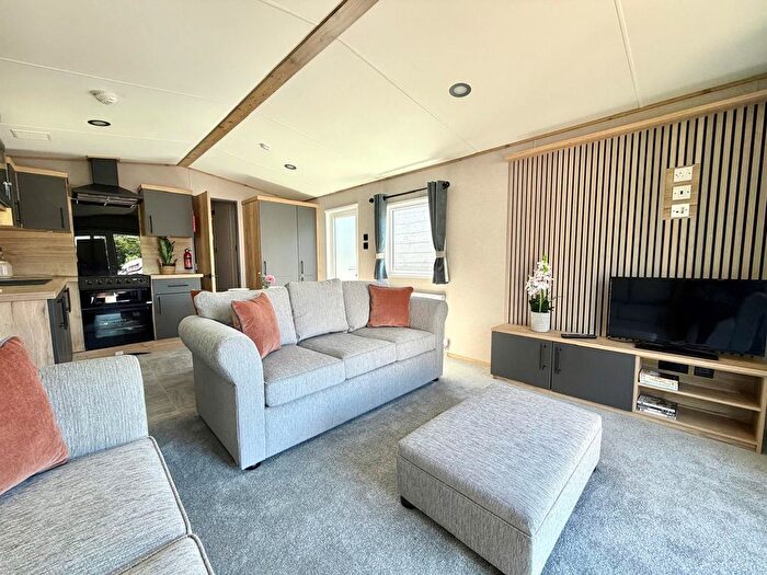 2 Bedroom Park Home For Sale In Long Street, Topcliffe, Thirsk, YO7