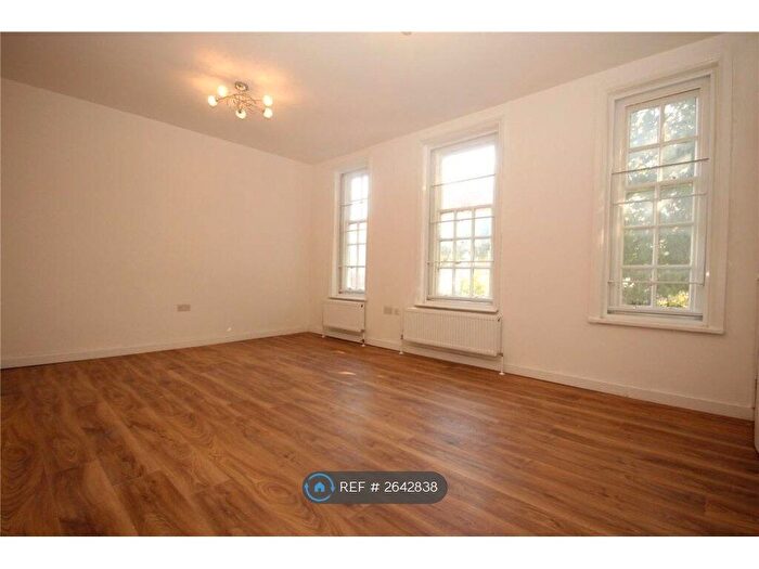 3 Bedroom Flat To Rent In Streatham High Road, London, SW16