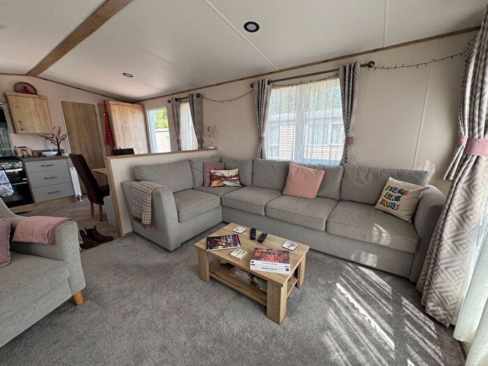 2 Bedroom Park Home For Sale In Rayford Park, Tiddington Road, Warwickshire, CV37