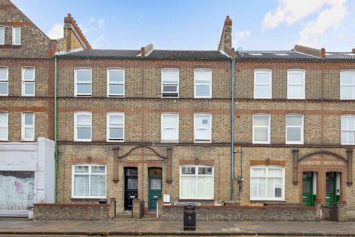 2 Bedroom Flat To Rent In Garratt Lane, London, SW18
