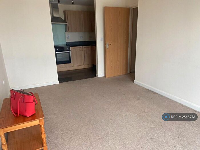 2 Bedroom Flat To Rent In Foundry Court, Slough, SL2