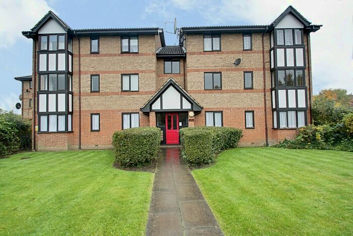 2 Bedroom Flat To Rent In Dalrymple Close, Southgate, N14