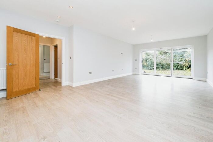 2 Bedroom Bungalow For Sale In Goodrington Mews, Hornchurch, RM11