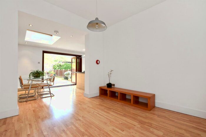 3 Bedroom Flat To Rent In Gunton Road, London, E5