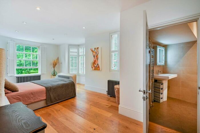 2 Bedroom Flat To Rent In Weston Green Road, Thames Ditton, KT7