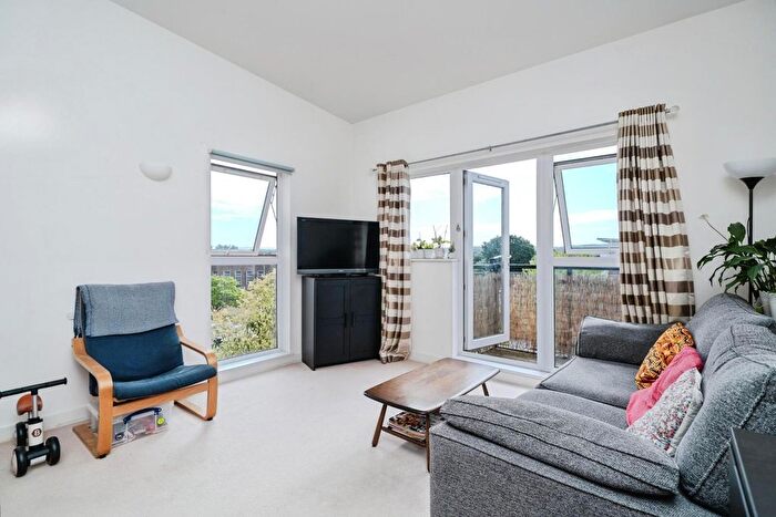 2 Bedroom Flat For Sale In Park View Road, Leatherhead, Surrey, KT22