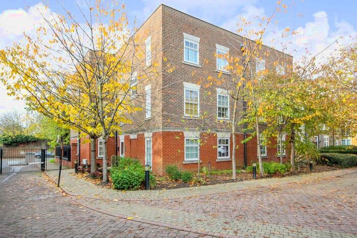 2 Bedroom Flat To Rent In Twickenham Road, Isleworth, TW7