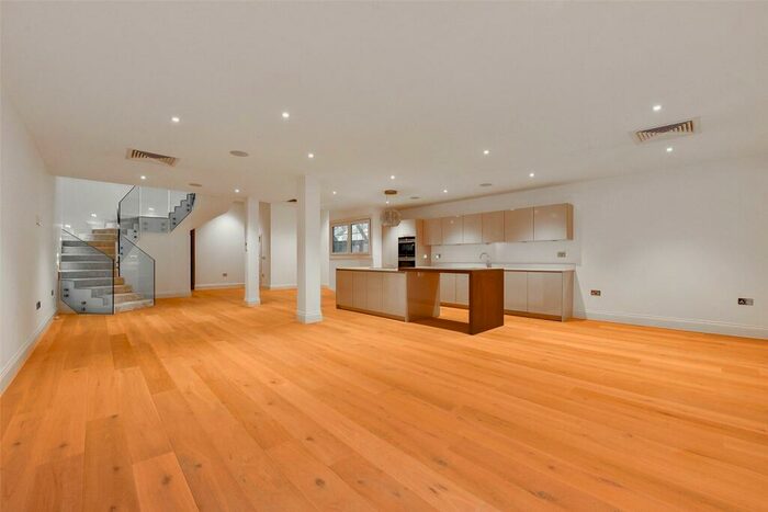 2 Bedroom Duplex To Rent In Victoria Street, Windsor, Berkshire, SL4