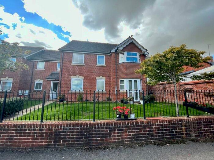 1 Bedroom Flat To Rent In Warren Court Station Road Lambourn, RG17