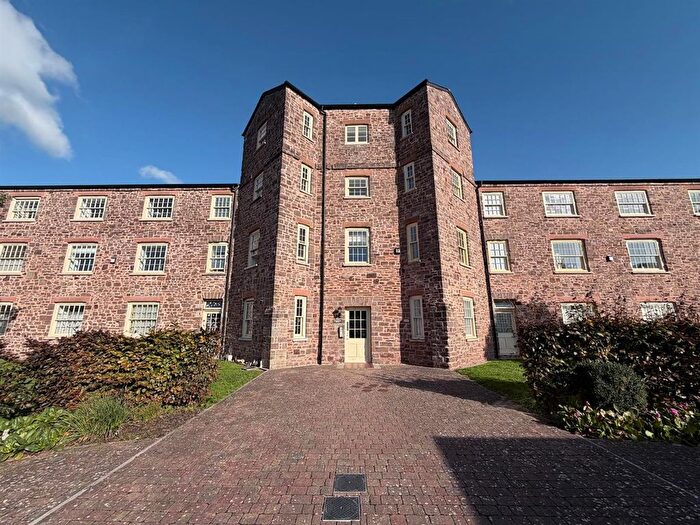 2 Bedroom Flat For Sale In Perreyman Square, Tiverton, EX16