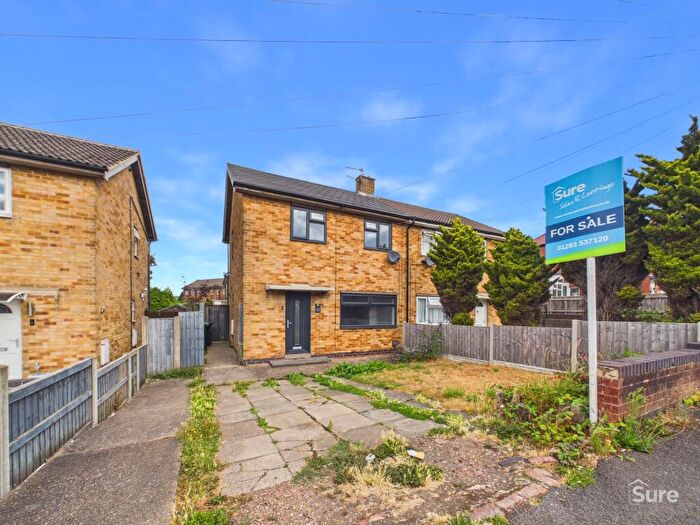 3 Bedroom Semi-Detached House For Sale In Robinson Road, Newhall, DE11