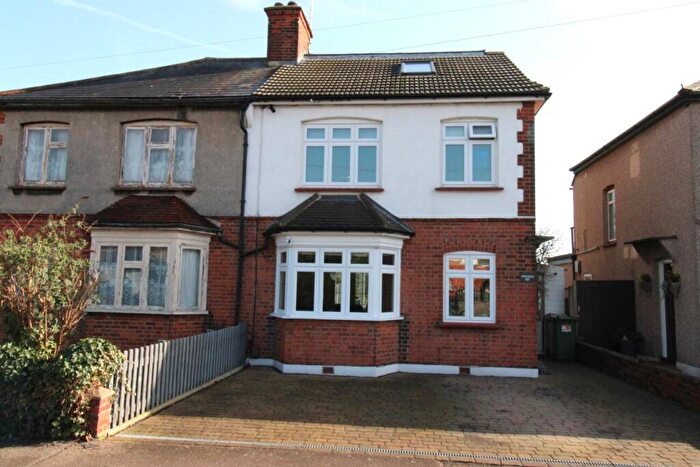 4 Bedroom Semi Detached House For Sale In Argyle Gardens, Upminster, Essex, RM14