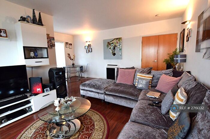 2 Bedroom Flat To Rent In Riverview Court, London, E14