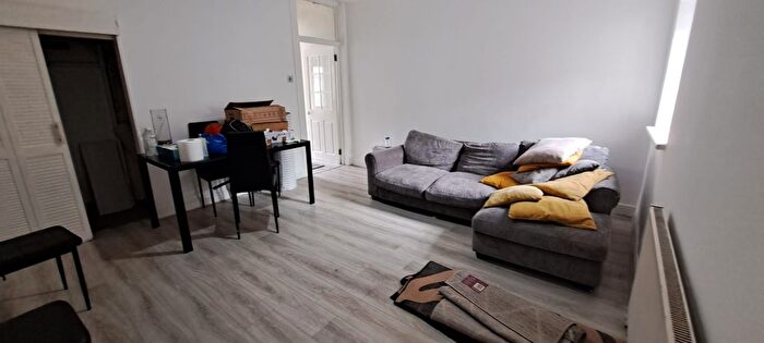 Terraced House To Rent In Clifton Road, Southall, UB2