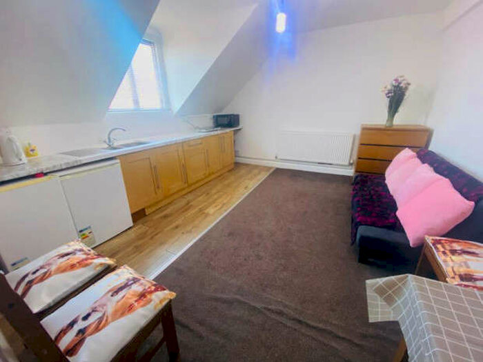 1 Bedroom Flat To Rent In King Street, Southall, UB2