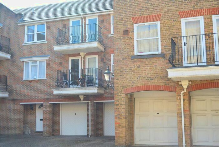 2 Bedroom Flat To Rent In Cedar Terrace, Richmond, TW9