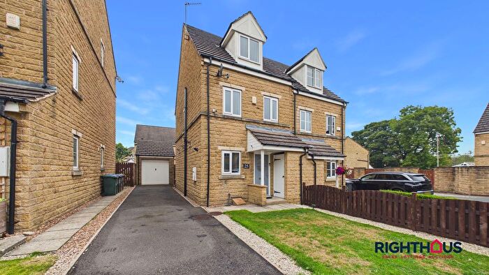 3 Bedroom Semi-detached House For Sale In Kingfisher Court, Bradford, BD6