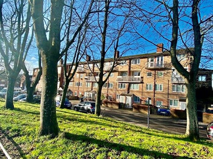 3 Bedroom Flat For Sale In St. Columbas Drive, Birmingham, B45