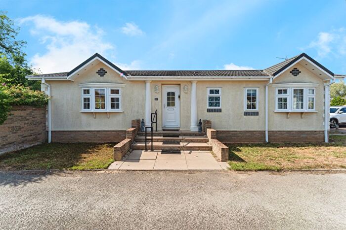 3 Bedroom Mobile/park Home For Sale In Cambridge Road, Stretham, Ely, CB6