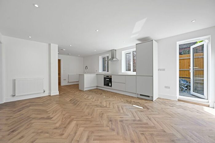 3 Bedroom Flat To Rent In High Street, Banstead, SM7