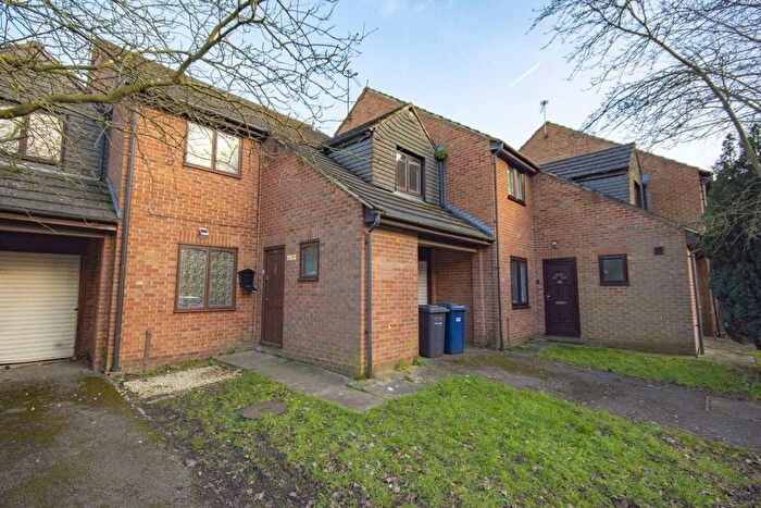 5 Bedroom Semi-Detached House To Rent In Wheatley Close, London, NW4