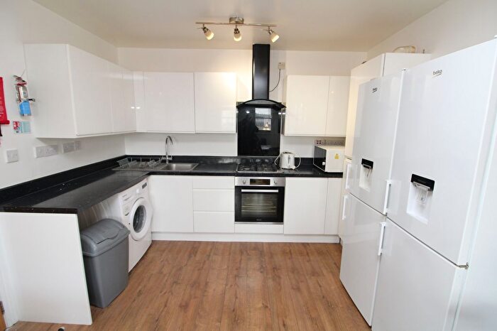 3 Bedroom Flat To Rent In Coldharbour Lane, London, SW9