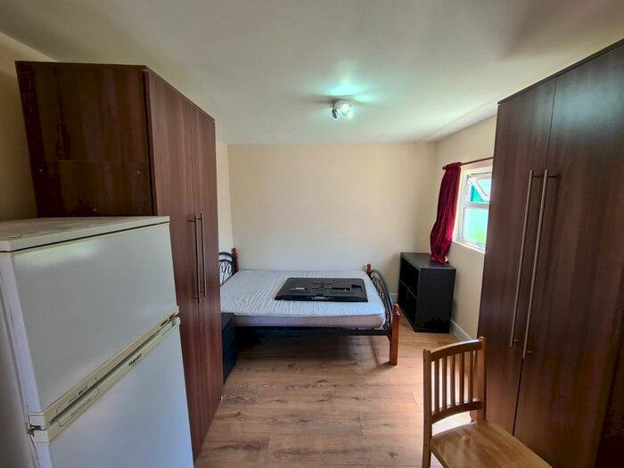 Studio To Rent In Felstead Avenue, Ilford, IG5