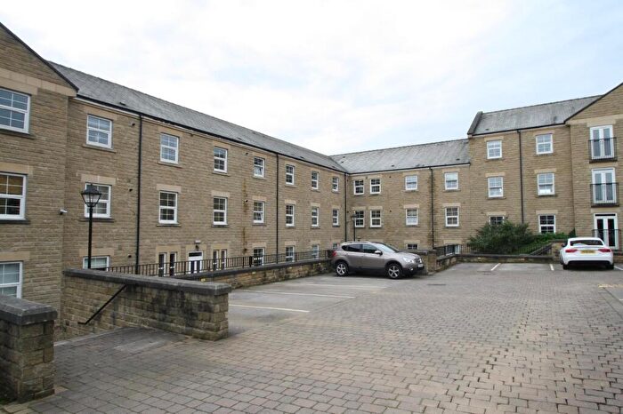 2 Bedroom Flat To Rent In Stoneleigh Court, Leeds, LS17