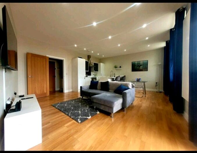 2 Bedroom Flat For Sale In Riverside House, Furlong Road, Bourne End, SL8