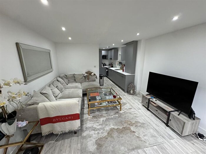 2 Bedroom Flat To Rent In Alpha Cottage, Lloyd Place, Ware, SG12