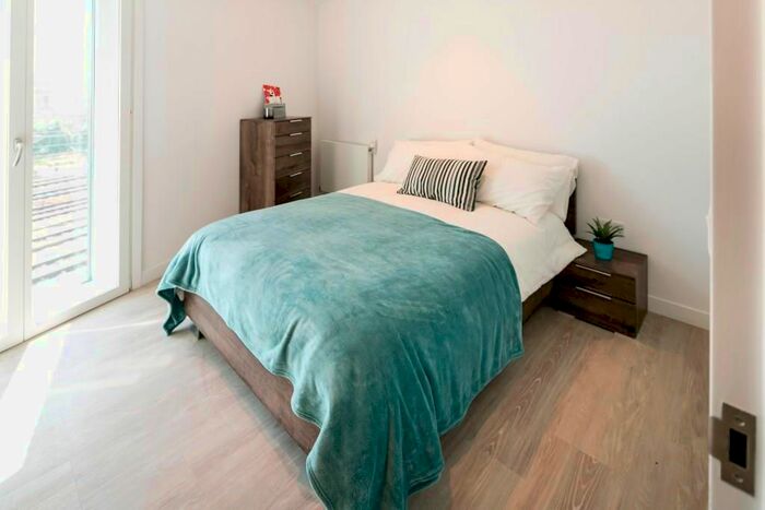 2 Bedroom Flat To Rent In Powerhouse Lane, Hayes, Middlesex, UB3