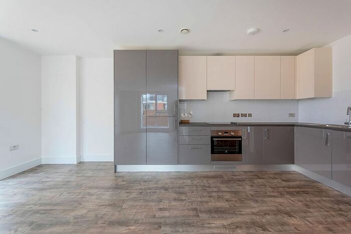 2 Bedroom Flat To Rent In Talisker House, Acton, London, W3