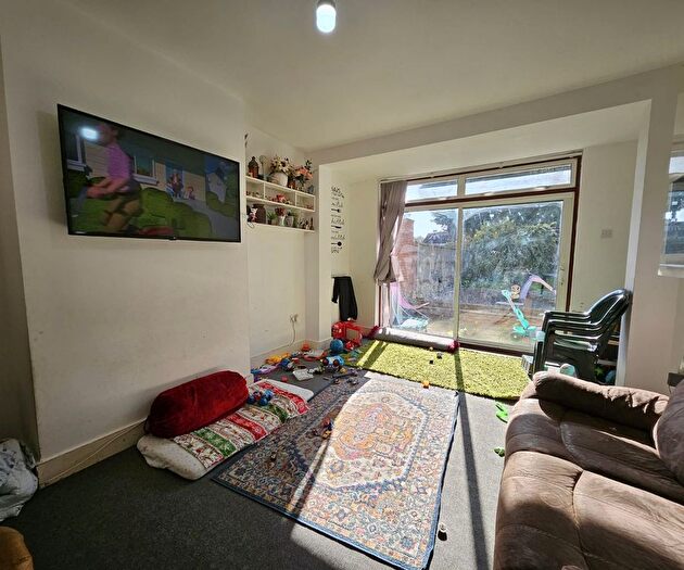 4 Bedroom Semi-detached House To Rent In Croydon Road, Wallington, SM6