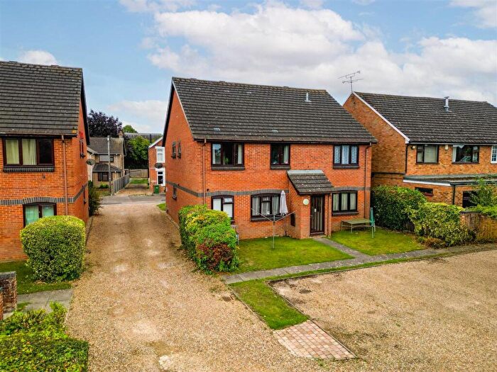 2 Bedroom Apartment For Sale In Ascott Road, Aylesbury, HP20