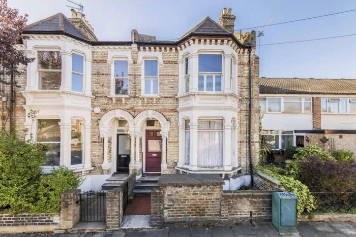 2 Bedroom Flat To Rent In Ravenslea Road, London, SW12