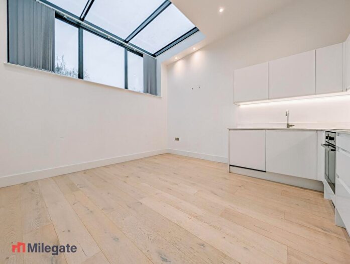 1 Bedroom Flat To Rent In Gallows Yard, Kingston Upon Thames, KT2