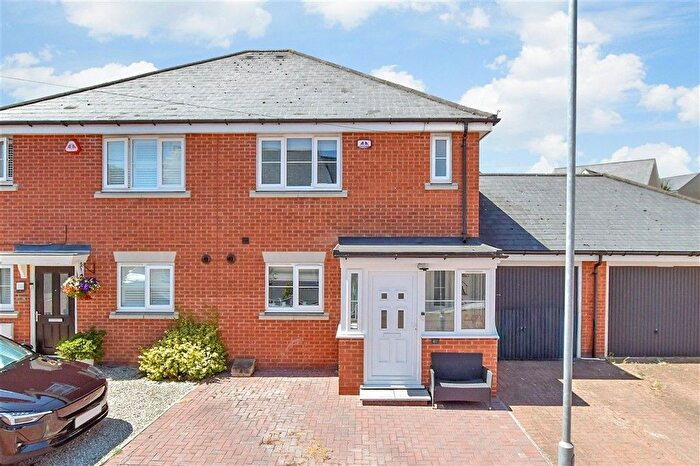 3 Bedroom Semi-Detached House For Sale In School Avenue, Basildon, Essex, SS15