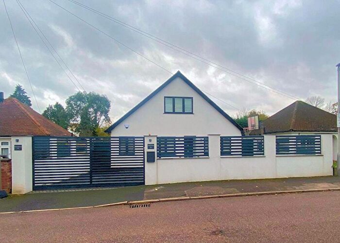 3 Bedroom Detached House For Sale In The Crescent, Bricket Wood, AL2