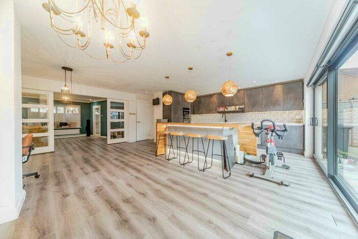 2 Bedroom Semi-Detached House To Rent In / Bedroom House - Fernhurst Road, Calcot, RG31