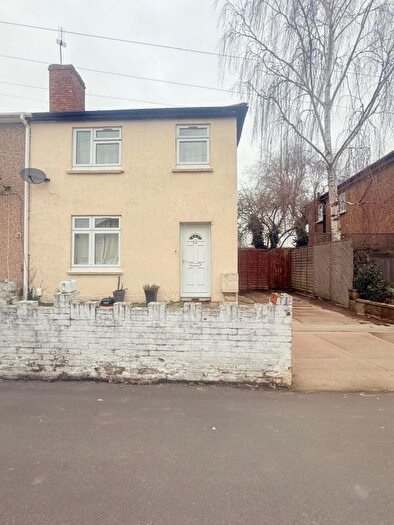 3 Bedroom Semi Detached House To Rent In Glenwood Road, Hounslow, TW3