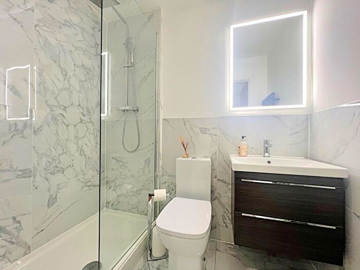 2 Bedroom Flat For Sale In Governors Walk, Portsmouth, Hampshire, PO3