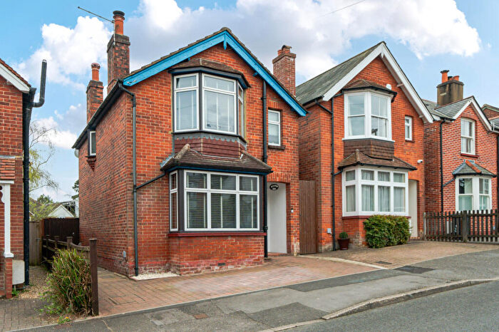 3 Bedroom Detached House For Sale In New Road, Haslemere, GU27