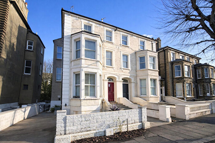 2 Bedroom Apartment For Sale In Selborne Road, Hove, BN3