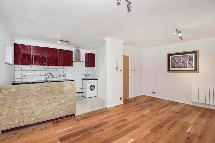 1 Bedroom Flat To Rent In Lovelace Gardens, Surbiton KT6