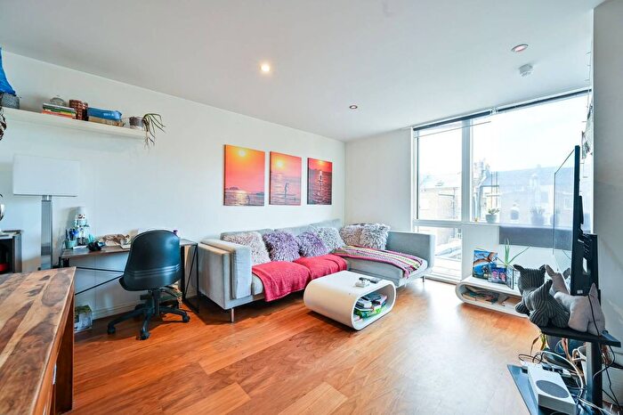 1 Bedroom Flat For Sale In Boyson Road, Elephant And Castle, London, SE17