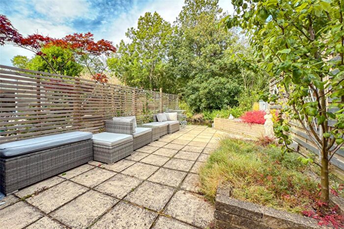 2 Bedroom Apartment For Sale In The Beeches, Park Street, St. Albans, Hertfordshire, AL2