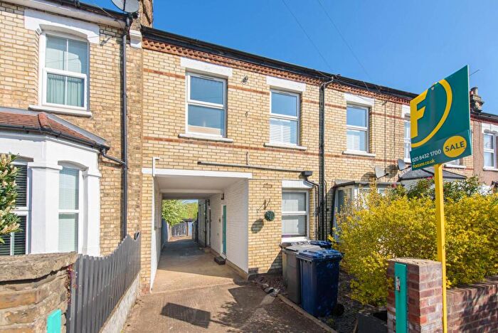 2 Bedroom Maisonette For Sale In Holly Park Road, New Southgate, London, N11