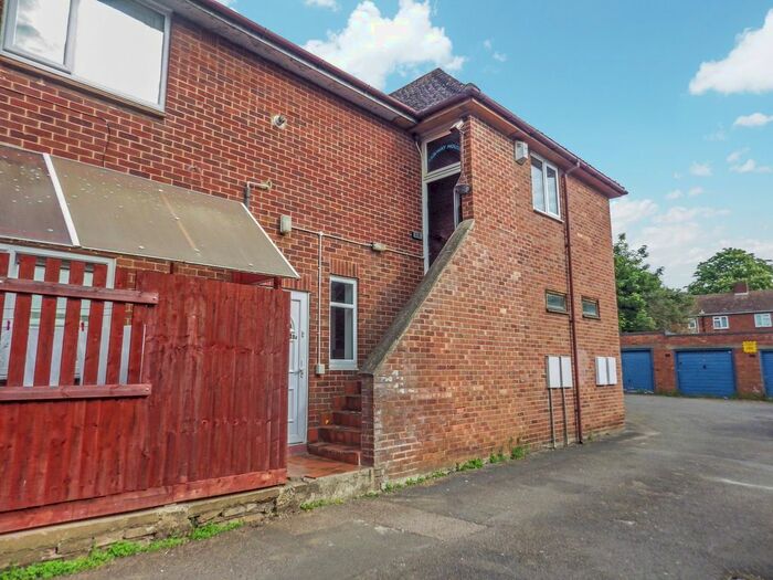 2 Bedroom Flat To Rent In The Fairway, Banbury, Oxon, OX16